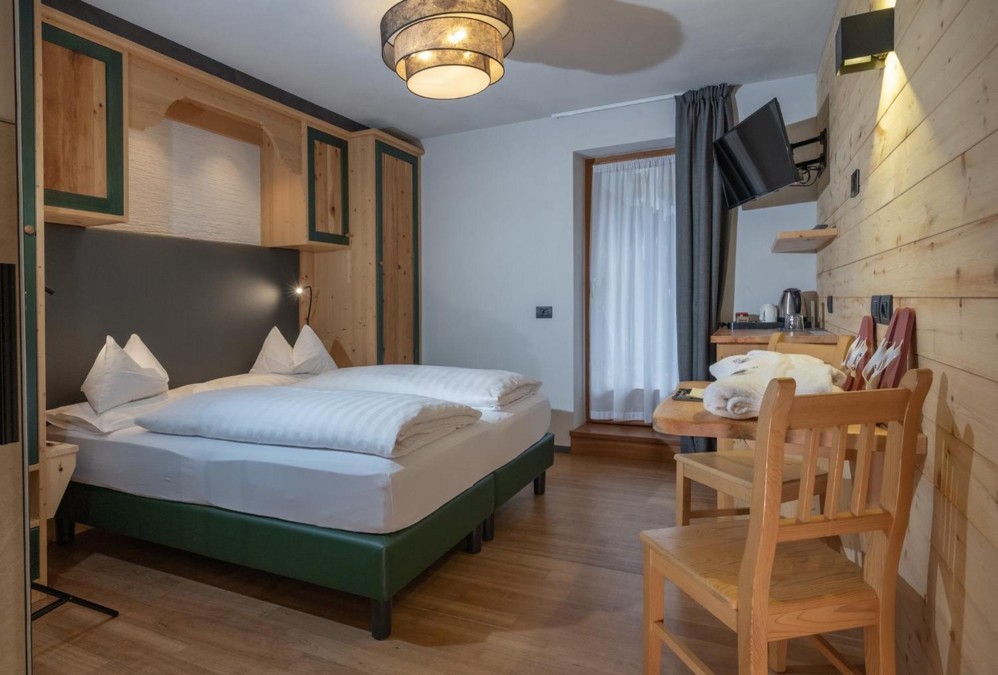 La Roccia Wellness Hotel Cavalese Kültér fotó