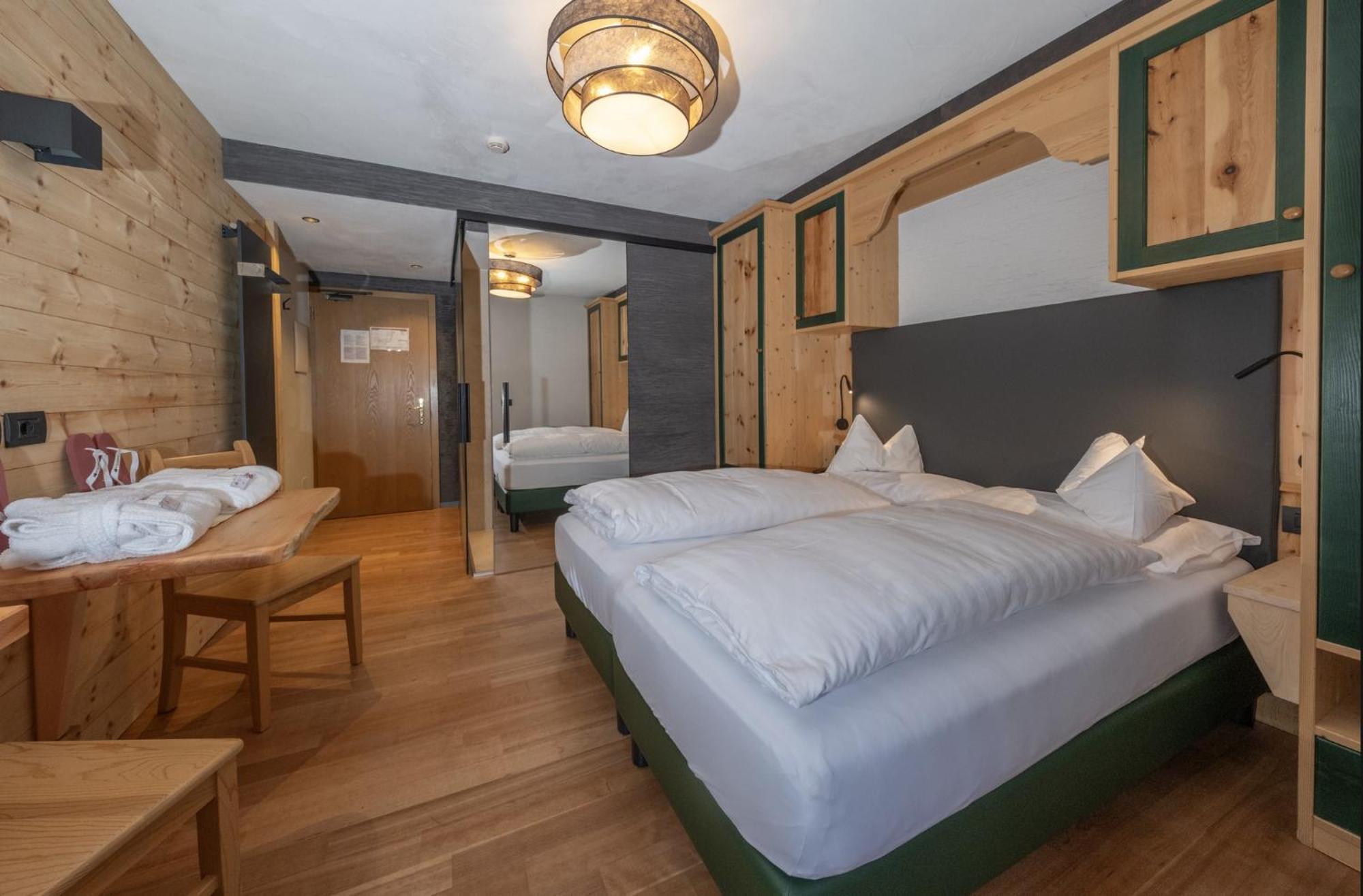 La Roccia Wellness Hotel Cavalese Kültér fotó