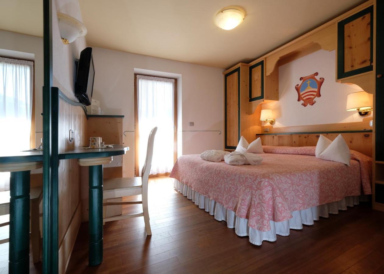 La Roccia Wellness Hotel Cavalese Kültér fotó